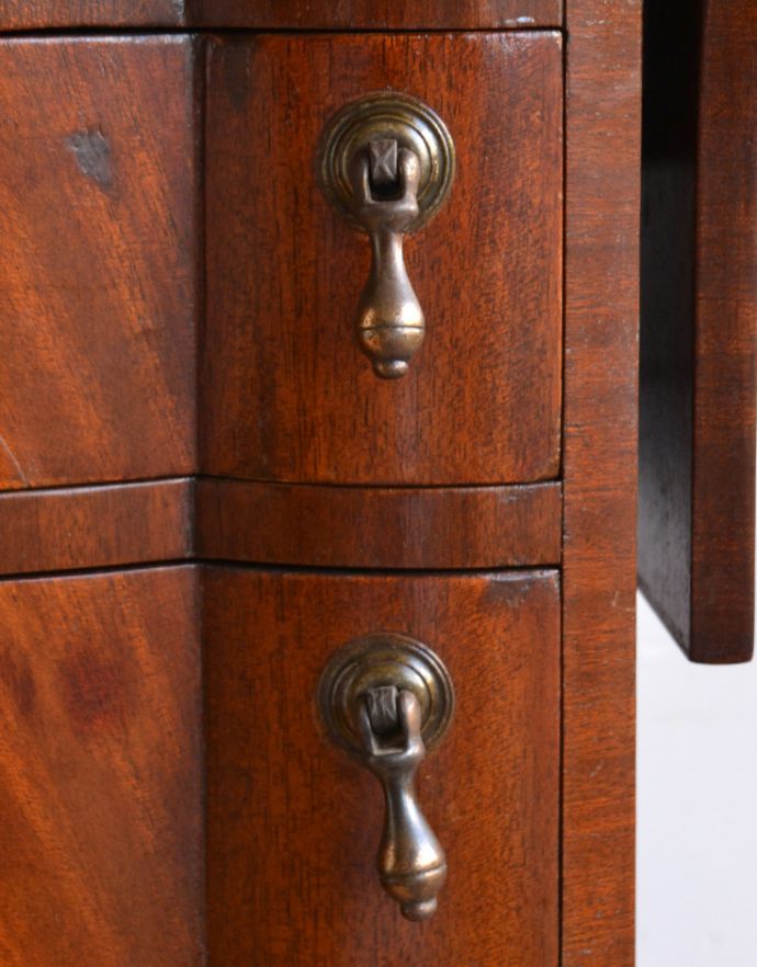 アンティークのチェスト　アンティーク家具　アンティークの英国家具、引き出しの曲線がエレガント、伸張式のベットサイドチェスト。ドロップタイプの取っ手です。(q-700-f)