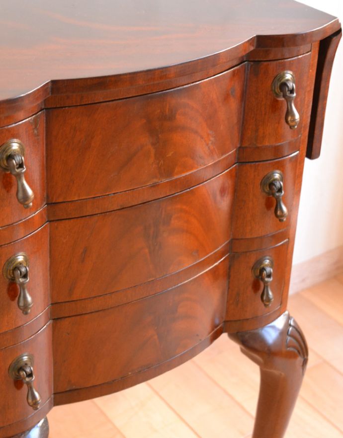 アンティークのチェスト　アンティーク家具　アンティークの英国家具、引き出しの曲線がエレガント、伸張式のベットサイドチェスト。引き出しまで美しくウェーブがかかったゴージャスな雰囲気です。(q-700-f)