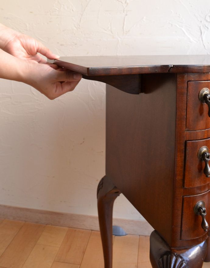 アンティークのチェスト　アンティーク家具　アンティークの英国家具、引き出しの曲線がエレガント、伸張式のベットサイドチェスト。バーを引っ張り出すだけなので、組み立ても簡単！女性の力で大丈夫です。(q-700-f)