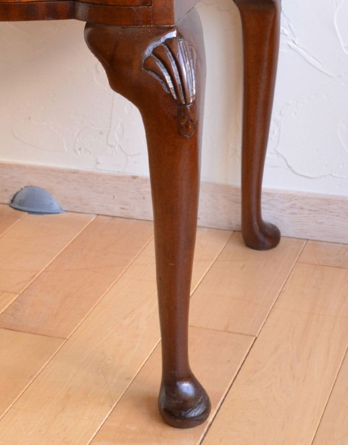 アンティークのチェスト　アンティーク家具　アンティークの英国家具、引き出しの曲線がエレガント、伸張式のベットサイドチェスト。上品なラインの脚がしっかりとキャビネットを支えます。(q-700-f)