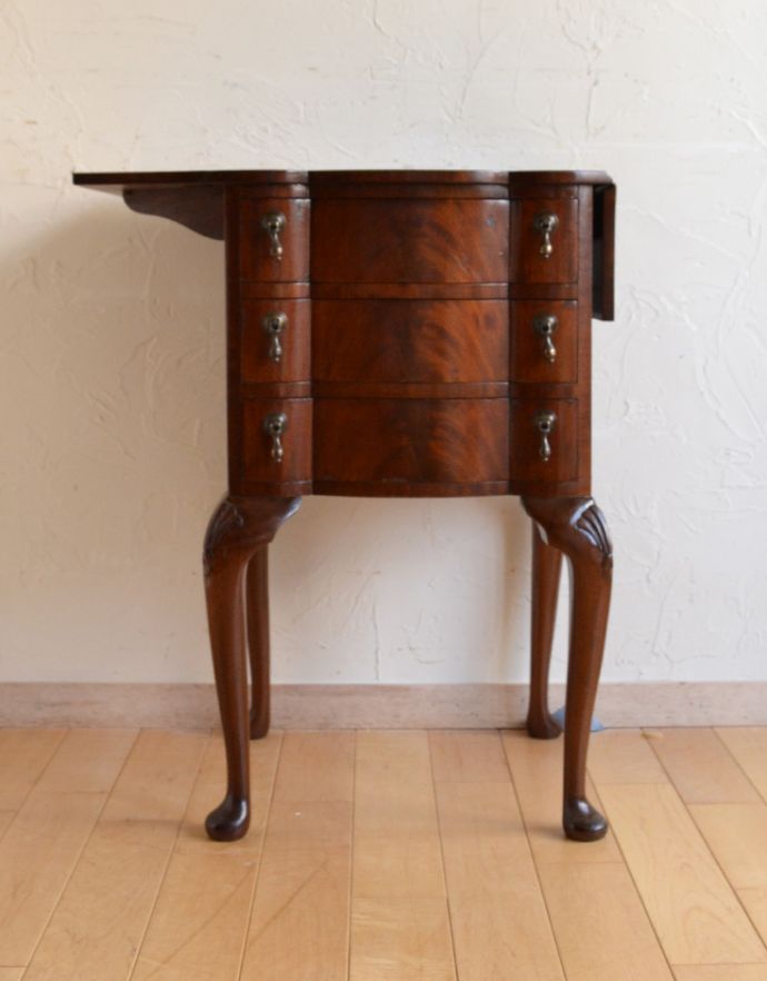 アンティークのチェスト　アンティーク家具　アンティークの英国家具、引き出しの曲線がエレガント、伸張式のベットサイドチェスト。壁付けにして、花台や電話台のように使ってもいいですね。(q-700-f)