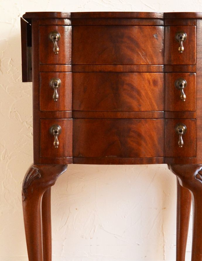 アンティークのチェスト　アンティーク家具　アンティークの英国家具、引き出しの曲線がエレガント、伸張式のベットサイドチェスト。とても美しいマホガニーの木目です。(q-700-f)
