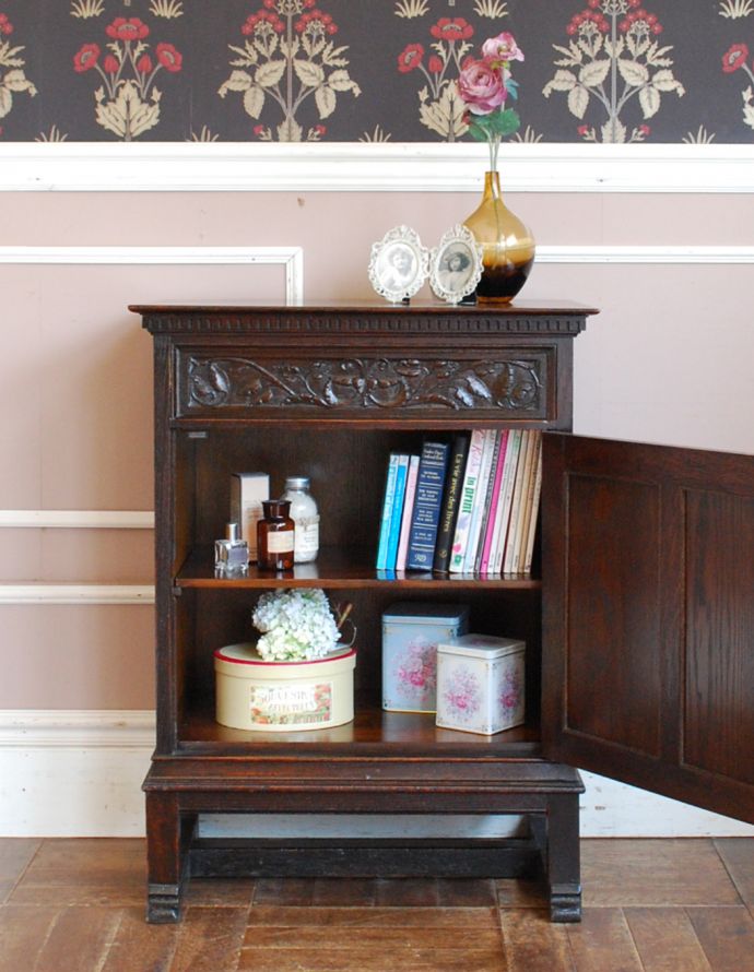 アンティークの英国家具、彫りがカッコイイ、鍵付きの小さなカップ