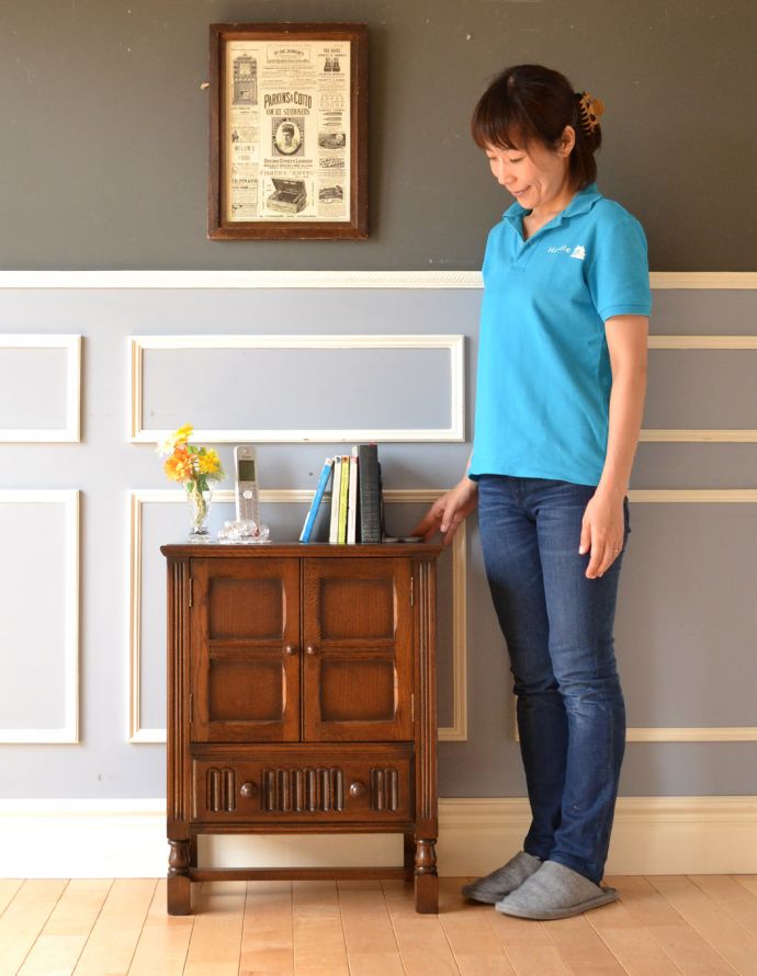 アンティークのキャビネット　アンティーク家具　英国インテリアのアンティーク家具、彫りがカッコイイ、カップボード（食器棚）。中が見えないので、生活感が出てしまう細々した物をたっぷり収納するのにピッタリです！（モデルの身長は163cmです）【 全体 】幅53×奥行32×高さ69cm。(q-707-f)