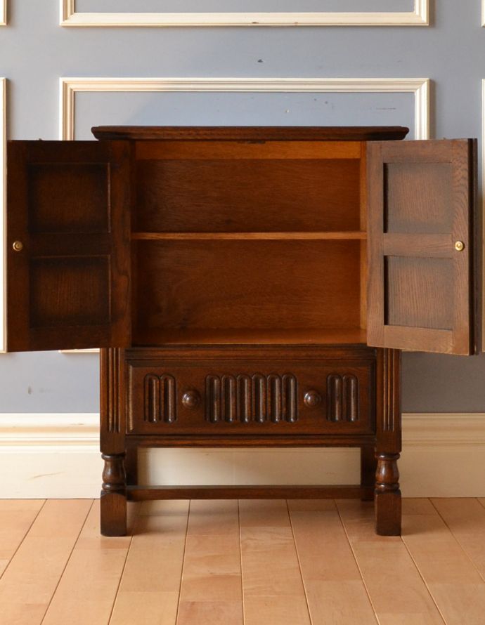 アンティークのキャビネット　アンティーク家具　英国インテリアのアンティーク家具、彫りがカッコイイ、カップボード（食器棚）。扉の奥には見せたくないものを収納できます。(q-707-f)