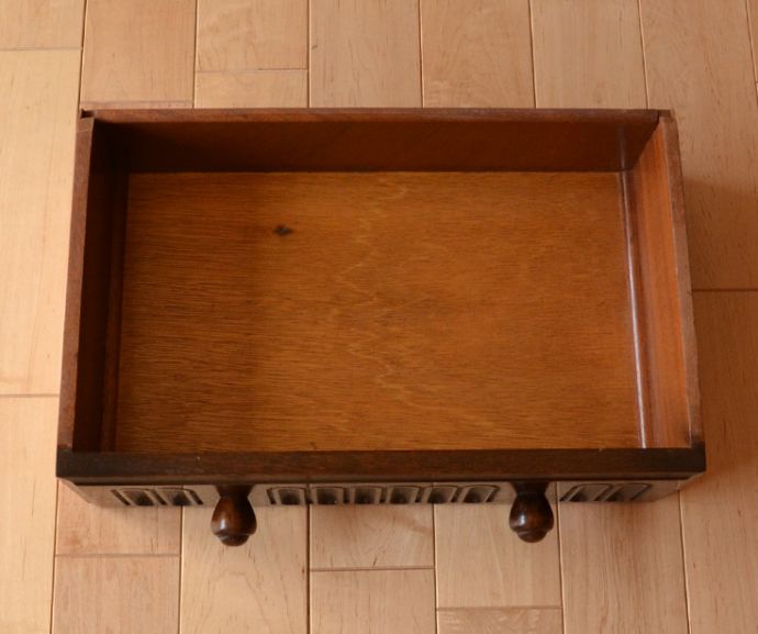 アンティークのキャビネット　アンティーク家具　英国インテリアのアンティーク家具、彫りがカッコイイ、カップボード（食器棚）。引き出しは全部で1杯。(q-707-f)