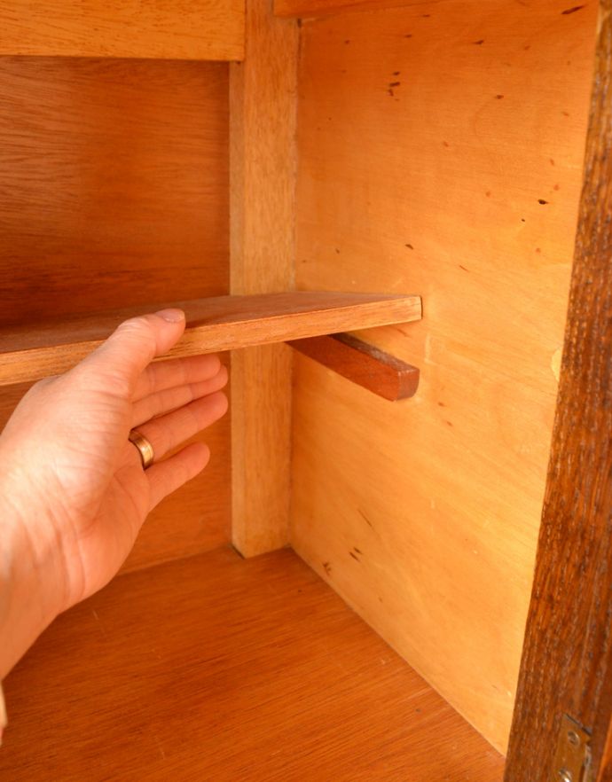 アンティークのキャビネット　アンティーク家具　英国インテリアのアンティーク家具、彫りがカッコイイ、カップボード（食器棚）。棚板は可動します。(q-707-f)