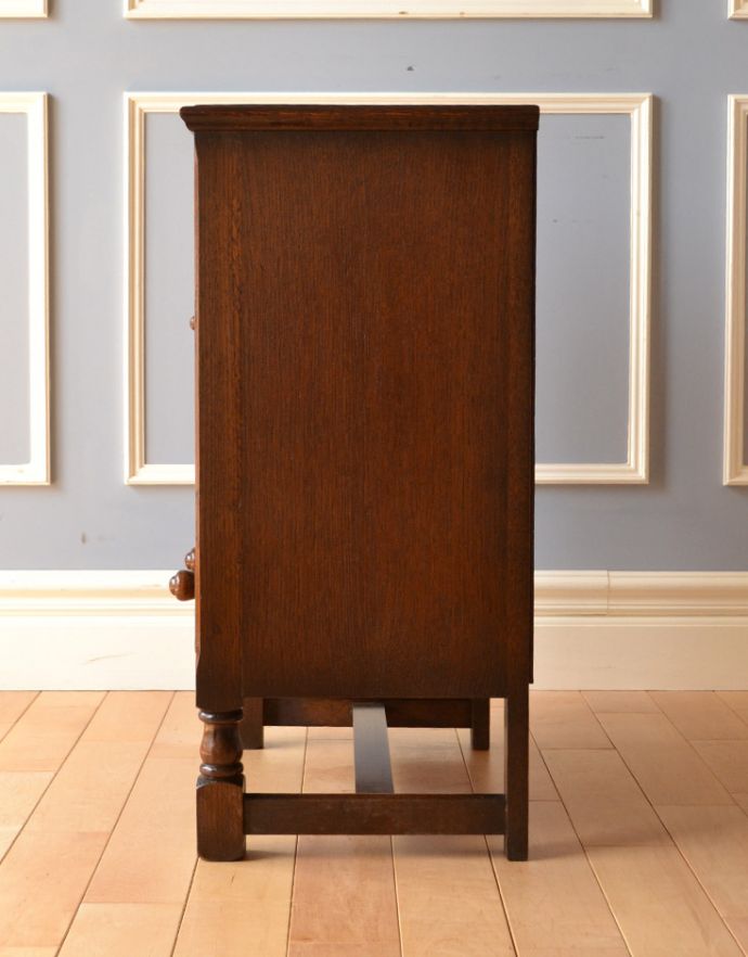 アンティークのキャビネット　アンティーク家具　英国インテリアのアンティーク家具、彫りがカッコイイ、カップボード（食器棚）。サイドもしっかり作られています。(q-707-f)