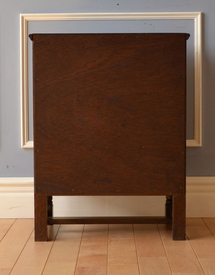 アンティークのキャビネット　アンティーク家具　英国インテリアのアンティーク家具、彫りがカッコイイ、カップボード（食器棚）。きちんとメンテナンスしてあるので、裏側もキレイです。(q-707-f)