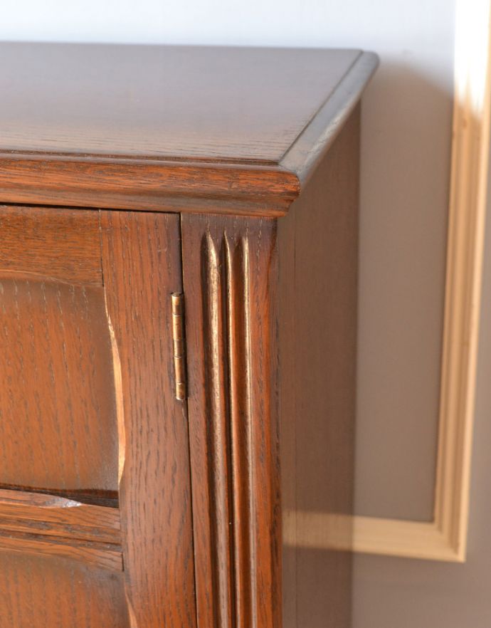 アンティークのキャビネット　アンティーク家具　英国インテリアのアンティーク家具、彫りがカッコイイ、カップボード（食器棚）。カッティングが施されていて、上品です。(q-707-f)