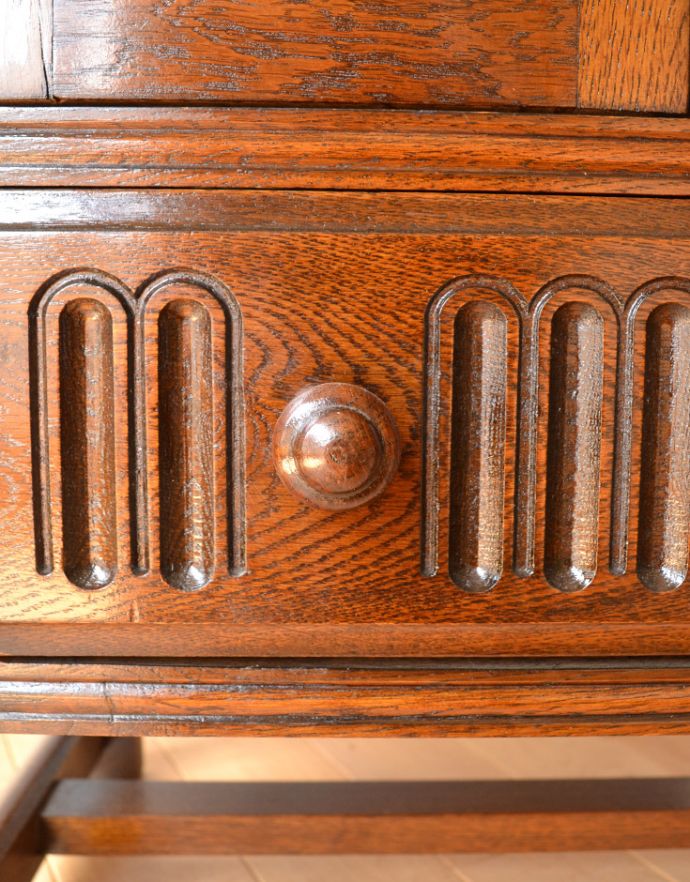 アンティークのキャビネット　アンティーク家具　英国インテリアのアンティーク家具、彫りがカッコイイ、カップボード（食器棚）。風合いがいい感じの取っ手。(q-707-f)