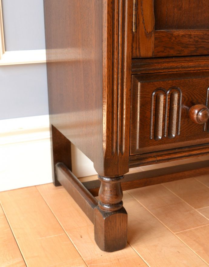 アンティークのキャビネット　アンティーク家具　英国インテリアのアンティーク家具、彫りがカッコイイ、カップボード（食器棚）。安定感のある脚がしっかり支えます。(q-707-f)