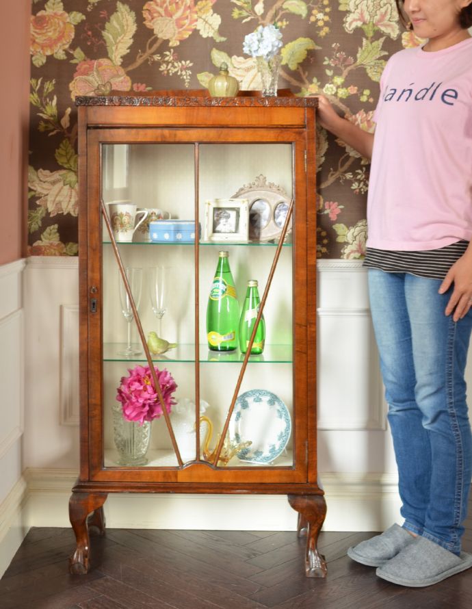アンティークのキャビネット　アンティーク家具　コンパクトなアンティーク家具、お花の彫りが美しいウォルナット材のガラスキャビネット。飾りが美しいキャビネット。(q-709-f)