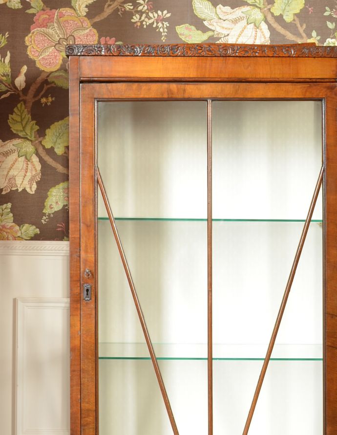 アンティークのキャビネット　アンティーク家具　コンパクトなアンティーク家具、お花の彫りが美しいウォルナット材のガラスキャビネット。アンティークのガラスがキレイにはめ込んであります。(q-709-f)