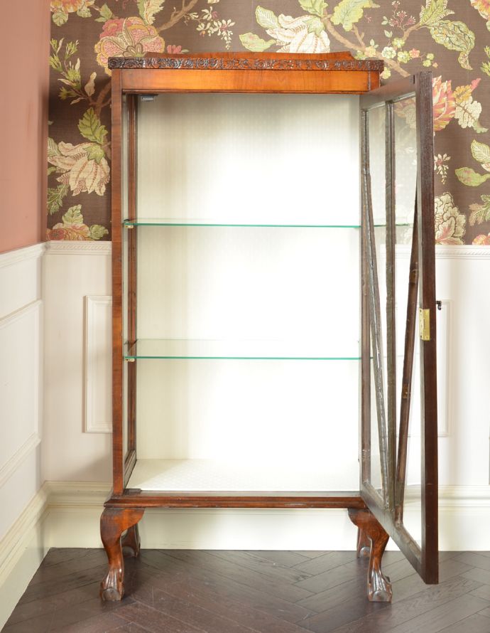 アンティークのキャビネット　アンティーク家具　コンパクトなアンティーク家具、お花の彫りが美しいウォルナット材のガラスキャビネット。３段あります。(q-709-f)