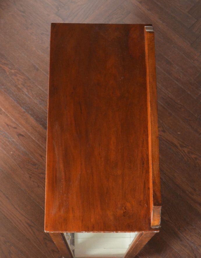 アンティークのキャビネット　アンティーク家具　コンパクトなアンティーク家具、お花の彫りが美しいウォルナット材のガラスキャビネット。天板もピカピカにお直ししました。(q-709-f)