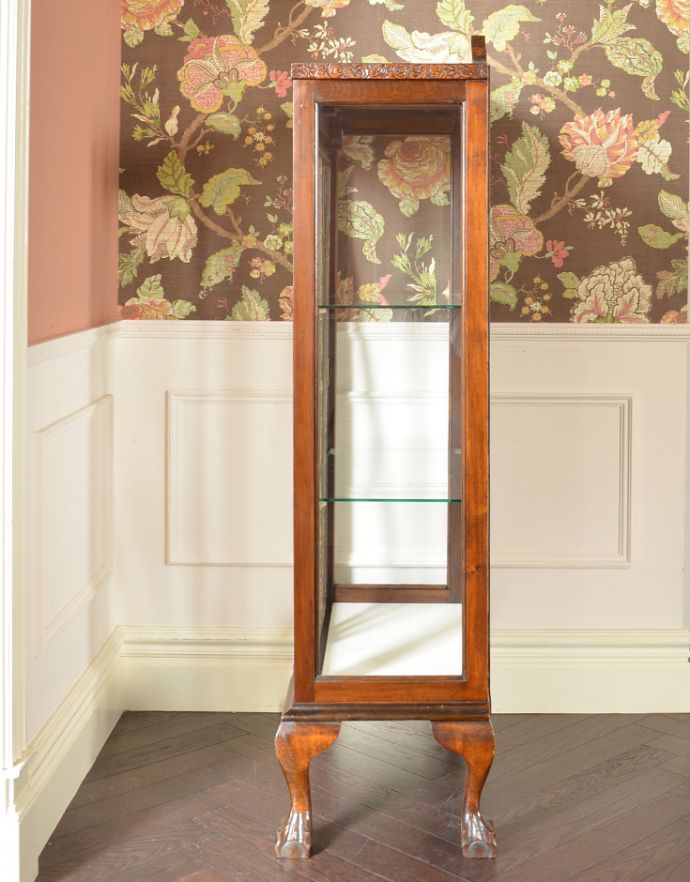 アンティークのキャビネット　アンティーク家具　コンパクトなアンティーク家具、お花の彫りが美しいウォルナット材のガラスキャビネット。サイドもガラスなので、どこから見ても美しいです！しっかり作られているので、安心してお使いいただけます。(q-709-f)
