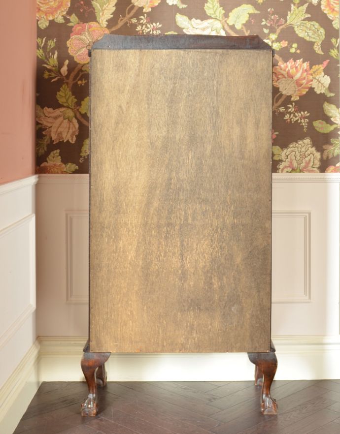 アンティークのキャビネット　アンティーク家具　コンパクトなアンティーク家具、お花の彫りが美しいウォルナット材のガラスキャビネット。きちんとメンテナンスしてあるので、裏側もキレイです。(q-709-f)