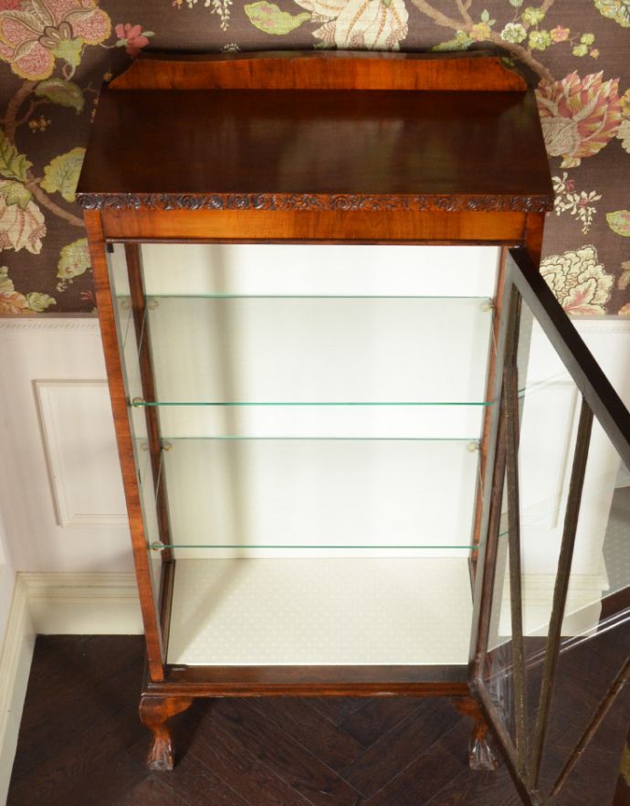 アンティークのキャビネット　アンティーク家具　コンパクトなアンティーク家具、お花の彫りが美しいウォルナット材のガラスキャビネット。扉を開いたときも美しいです。(q-709-f)