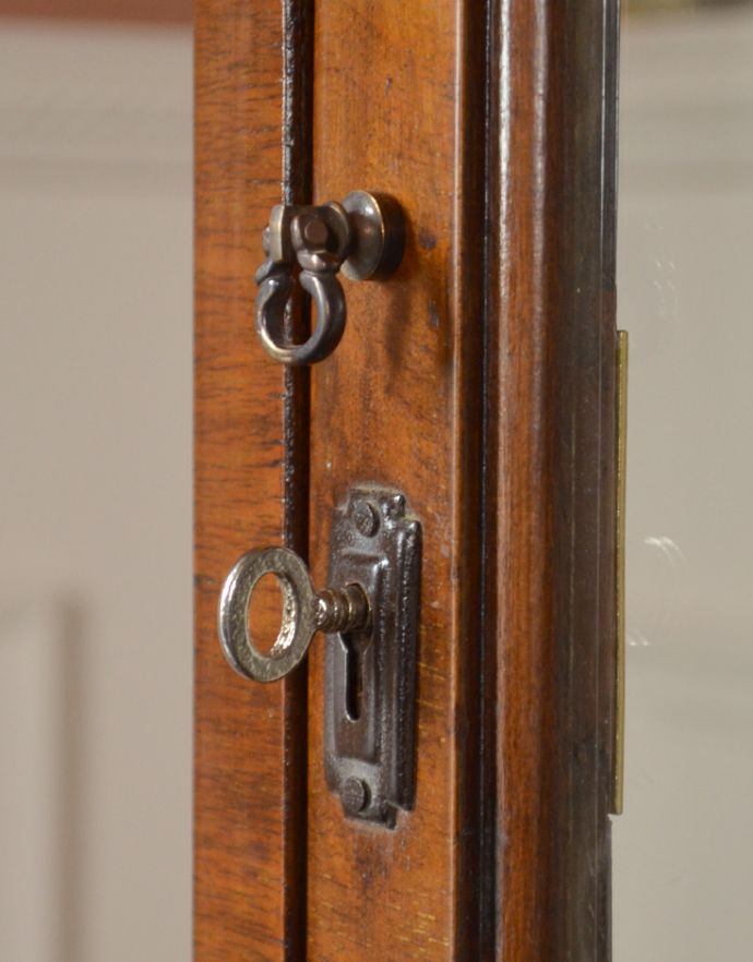 アンティークのキャビネット　アンティーク家具　コンパクトなアンティーク家具、お花の彫りが美しいウォルナット材のガラスキャビネット。取っ手がちょこんと付いています。(q-709-f)