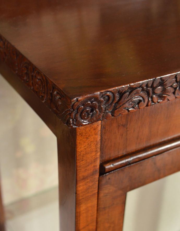 アンティークのキャビネット　アンティーク家具　コンパクトなアンティーク家具、お花の彫りが美しいウォルナット材のガラスキャビネット。２つとないアンティークらしい職人の技を感じる装飾です。(q-709-f)