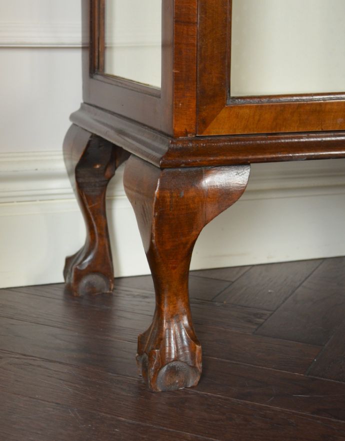 アンティークのキャビネット　アンティーク家具　コンパクトなアンティーク家具、お花の彫りが美しいウォルナット材のガラスキャビネット。きちんと支えます。(q-709-f)