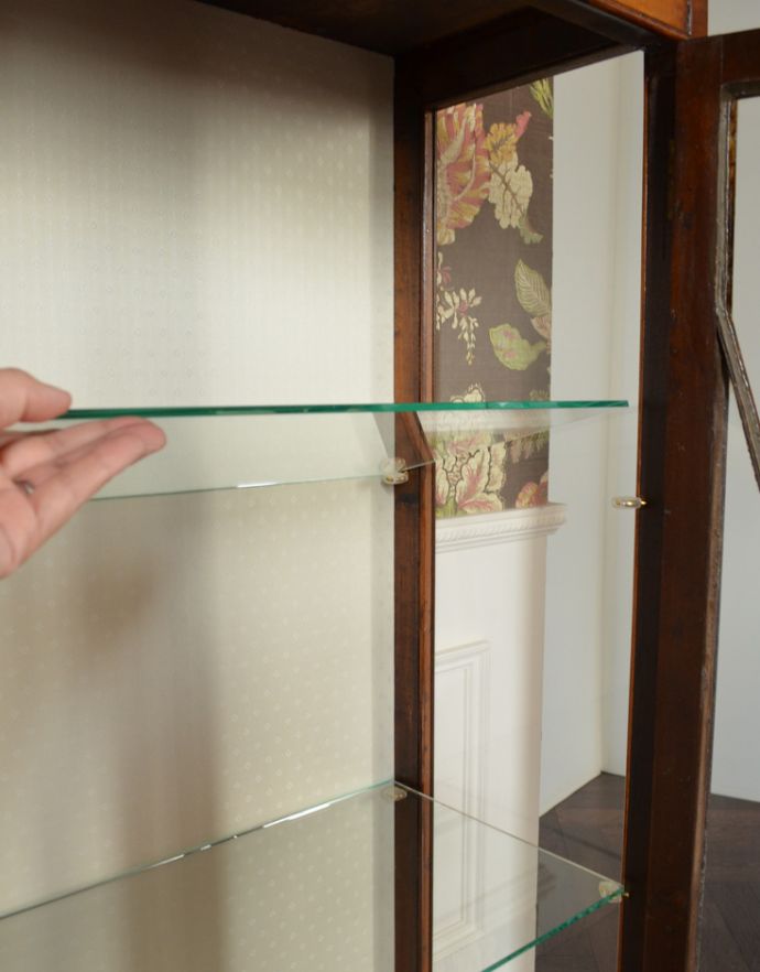 アンティークのキャビネット　アンティーク家具　コンパクトなアンティーク家具、お花の彫りが美しいウォルナット材のガラスキャビネット。ガラスの棚板は可動です。(q-709-f)