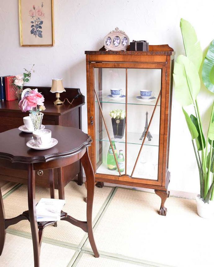 アンティークのキャビネット　アンティーク家具　コンパクトなアンティーク家具、お花の彫りが美しいウォルナット材のガラスキャビネット。お部屋をパッと彩ってくれる優秀キャビネットガラスのキャビネットがお部屋にあるだけで、パッと明るくなっちゃうんです。(q-709-f)