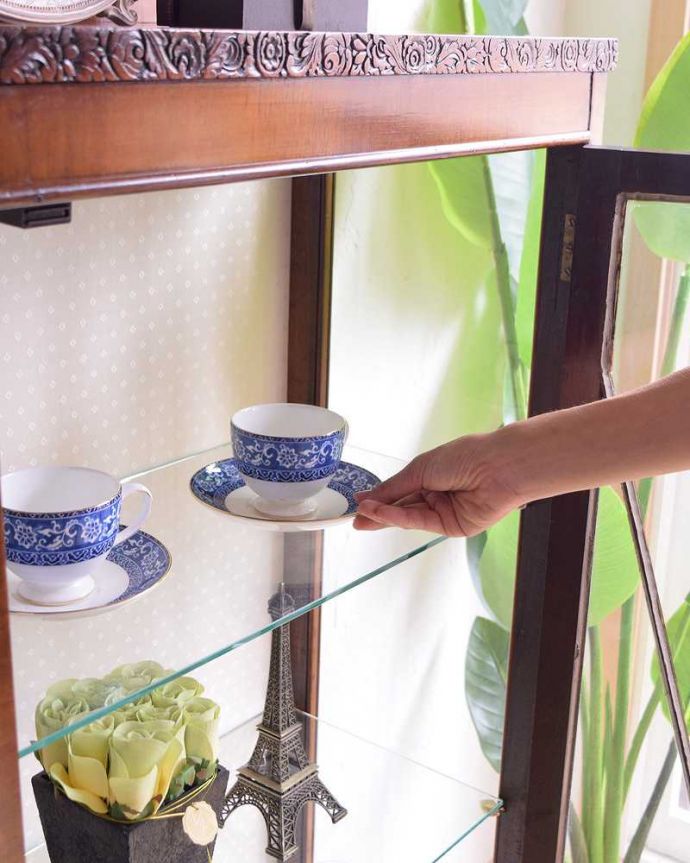 アンティークのキャビネット　アンティーク家具　コンパクトなアンティーク家具、お花の彫りが美しいウォルナット材のガラスキャビネット。最初は、なんでもOK！飾るものがないから…なんて思わないで、お家にあるお客様用のカップなどを入れてみましょう。(q-709-f)