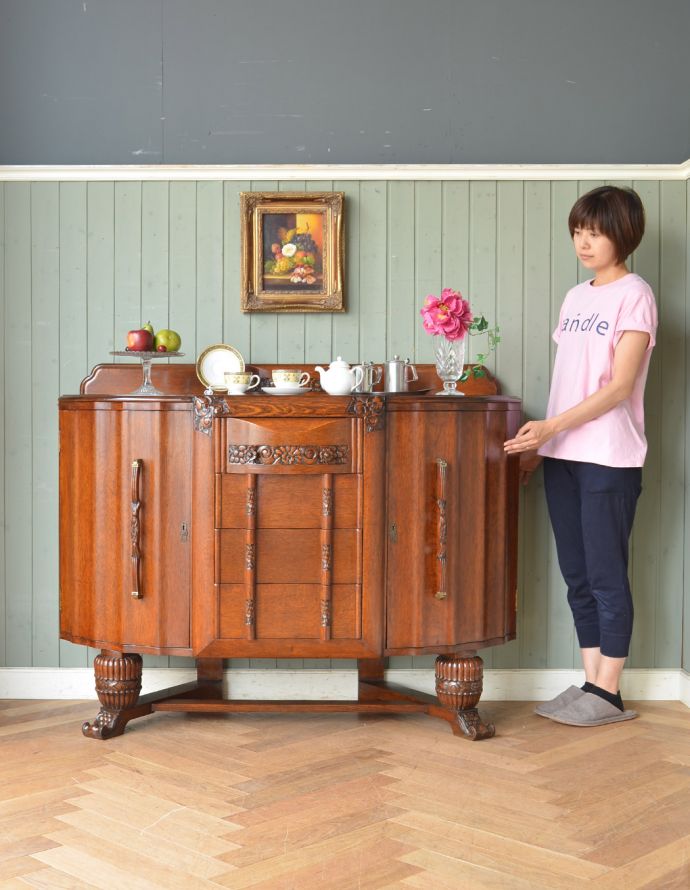 サイドボード アンティーク家具 アンティークの英国家具、重厚感と華やかさのあるリビングで使えるサイドボード。美しい装飾が華やかなサイドボード。(q-710-f)