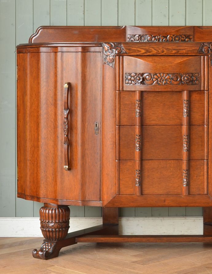 サイドボード アンティーク家具 アンティークの英国家具、重厚感と華やかさのあるリビングで使えるサイドボード。オーク材の美しい木目が迫力満点!客間やリビングなどキチンとした雰囲気を作りたいコーナーにも最適です。(q-710-f)