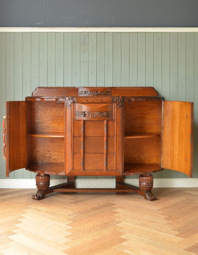 サイドボード アンティーク家具 アンティークの英国家具、重厚感と華やかさのあるリビングで使えるサイドボード。棚板があるので整理しやすいです。(q-710-f)