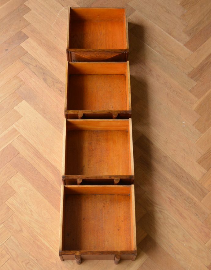 サイドボード アンティーク家具 アンティークの英国家具、重厚感と華やかさのあるリビングで使えるサイドボード。引き出しは4杯あります。(q-710-f)