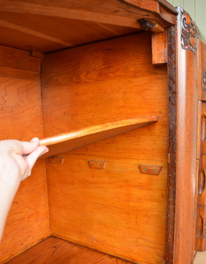 サイドボード アンティーク家具 アンティークの英国家具、重厚感と華やかさのあるリビングで使えるサイドボード。棚板は左右どちらも可動です。(q-710-f)