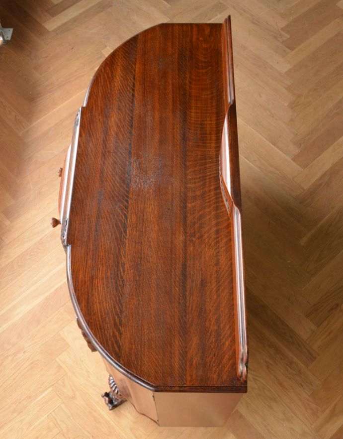 サイドボード アンティーク家具 アンティークの英国家具、重厚感と華やかさのあるリビングで使えるサイドボード。天板もピカピカにお直ししました。(q-710-f)