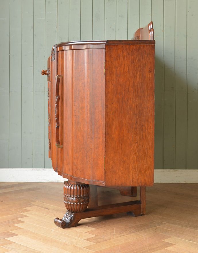 サイドボード アンティーク家具 アンティークの英国家具、重厚感と華やかさのあるリビングで使えるサイドボード。緩やかなカーブを描いています。(q-710-f)