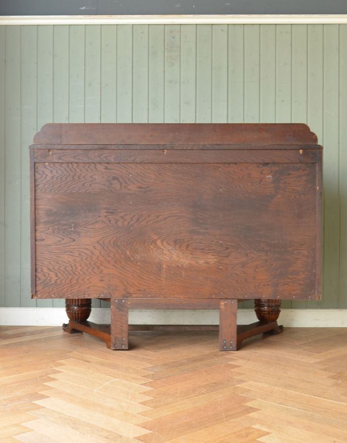 サイドボード アンティーク家具 アンティークの英国家具、重厚感と華やかさのあるリビングで使えるサイドボード。きちんとメンテナンスしてあるので、裏側もキレイです。(q-710-f)