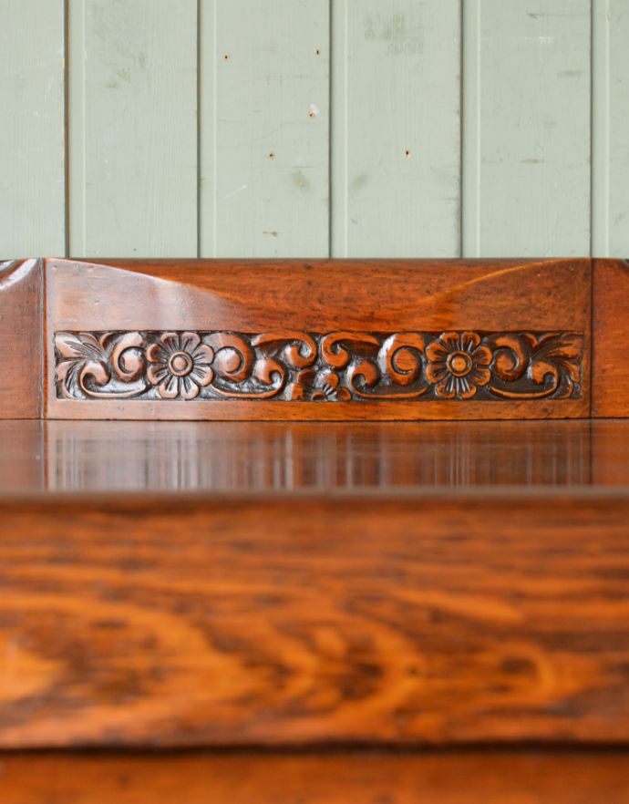 サイドボード アンティーク家具 アンティークの英国家具、重厚感と華やかさのあるリビングで使えるサイドボード。トップにはお花モチーフの美しい装飾が付いています。(q-710-f)