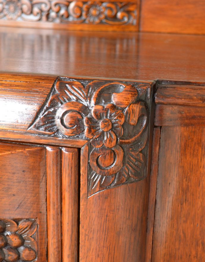 サイドボード アンティーク家具 アンティークの英国家具、重厚感と華やかさのあるリビングで使えるサイドボード。風格と品があるので、リビングはもちろん、和室や書斎、客間にも最適。(q-710-f)
