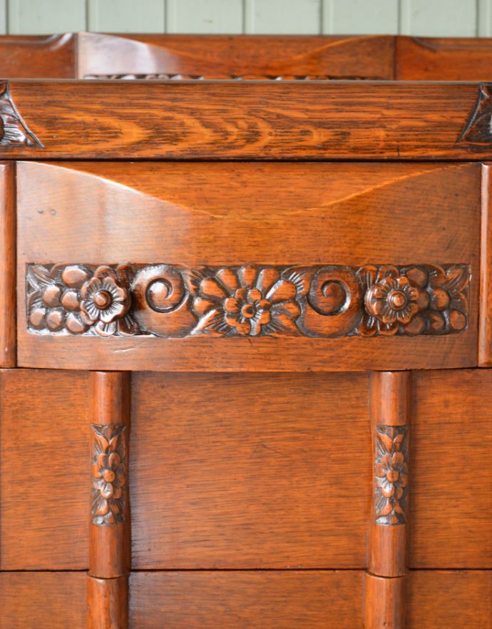 サイドボード アンティーク家具 アンティークの英国家具、重厚感と華やかさのあるリビングで使えるサイドボード。凹凸のある装飾が遠くから見ても存在感のあるキャビネットを演出してくれます。(q-710-f)