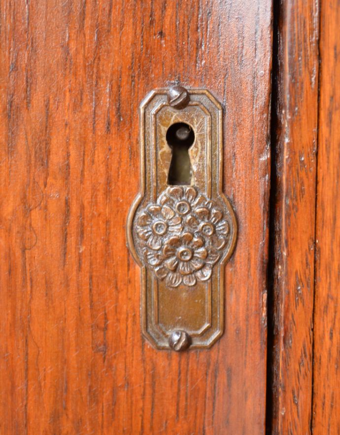 サイドボード アンティーク家具 アンティークの英国家具、重厚感と華やかさのあるリビングで使えるサイドボード。鍵穴もこんなに可愛いです。(q-710-f)