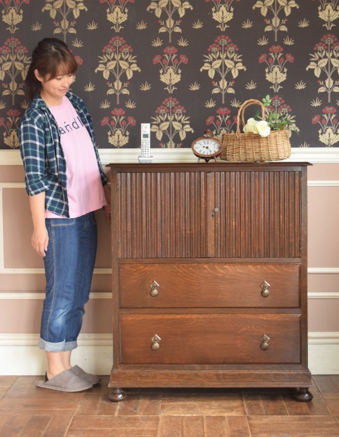 アンティークのキャビネット　アンティーク家具　扉と引き出しが付いた英国家具、アンティークカップボードチェスト（食器棚）。落ち着きがあって優しい印象を与えてくれます。(q-712-f)