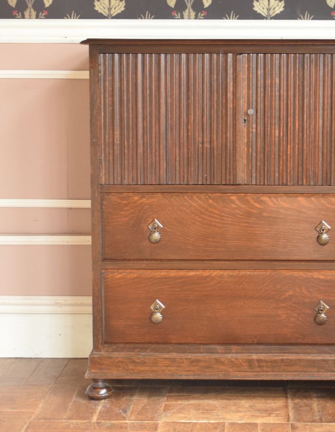 アンティークのキャビネット　アンティーク家具　扉と引き出しが付いた英国家具、アンティークカップボードチェスト（食器棚）。落ち着きがあって高級な印象を与えてくれます。(q-712-f)