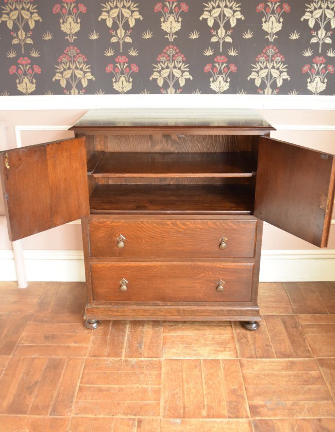 アンティークのキャビネット　アンティーク家具　扉と引き出しが付いた英国家具、アンティークカップボードチェスト（食器棚）。扉の奥には見せたくないものを収納できます。(q-712-f)