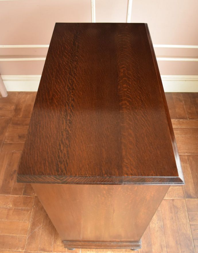 アンティークのキャビネット　アンティーク家具　扉と引き出しが付いた英国家具、アンティークカップボードチェスト（食器棚）。天板もピカピカにお直ししました。(q-712-f)