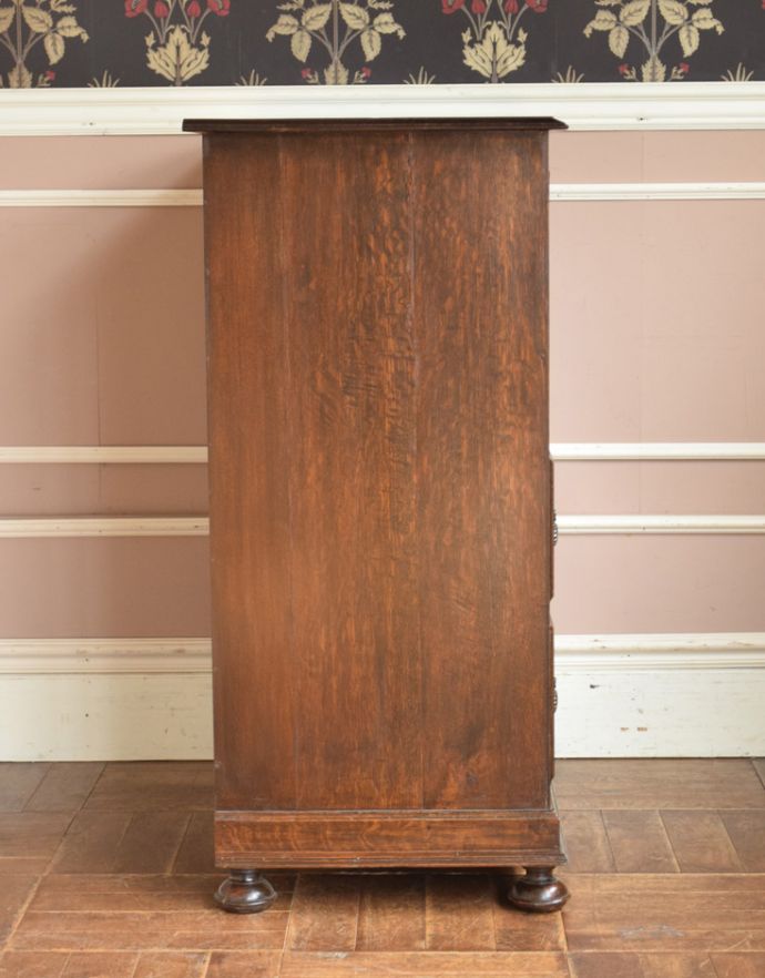 アンティークのキャビネット　アンティーク家具　扉と引き出しが付いた英国家具、アンティークカップボードチェスト（食器棚）。サイドから見てもキレイです。(q-712-f)