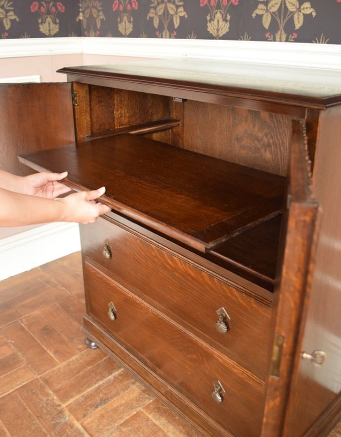 アンティークのキャビネット　アンティーク家具　扉と引き出しが付いた英国家具、アンティークカップボードチェスト（食器棚）。中もしっかりメンテナンスしてありますので安心してお使い下さい。(q-712-f)