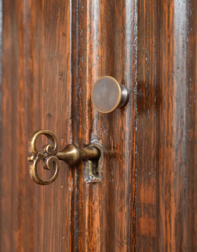 アンティークのキャビネット　アンティーク家具　扉と引き出しが付いた英国家具、アンティークカップボードチェスト（食器棚）。扉には小さな取っ手が付いています。(q-712-f)