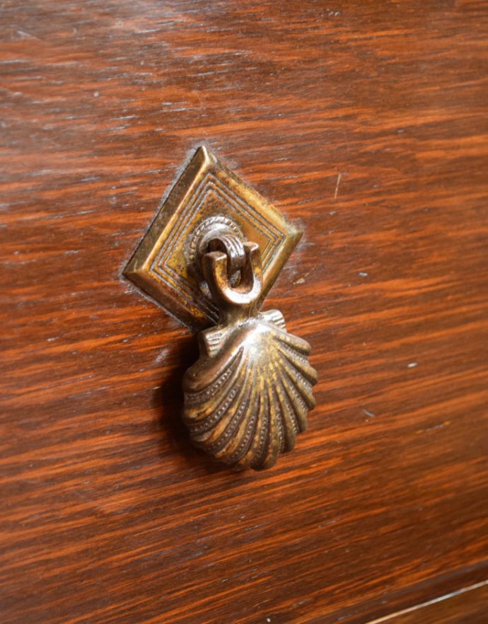 アンティークのキャビネット　アンティーク家具　扉と引き出しが付いた英国家具、アンティークカップボードチェスト（食器棚）。ドロップ形のオシャレな取っ手です。(q-712-f)