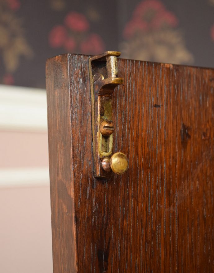 アンティークのキャビネット　アンティーク家具　扉と引き出しが付いた英国家具、アンティークカップボードチェスト（食器棚）。ストッパーがついています。(q-712-f)
